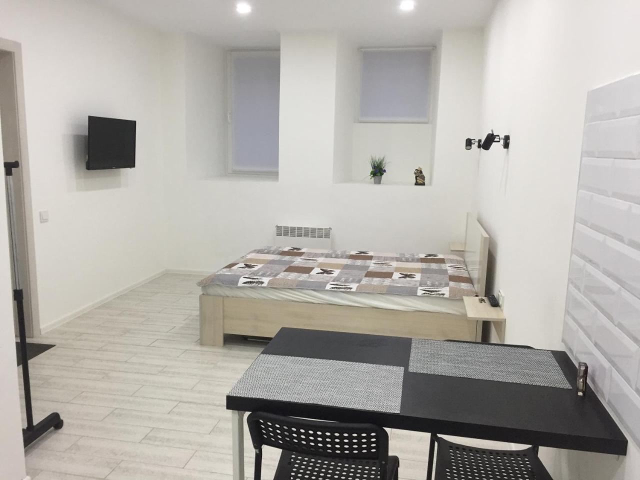 Small Underground Apartment At The Center Kherson Eksteriør billede